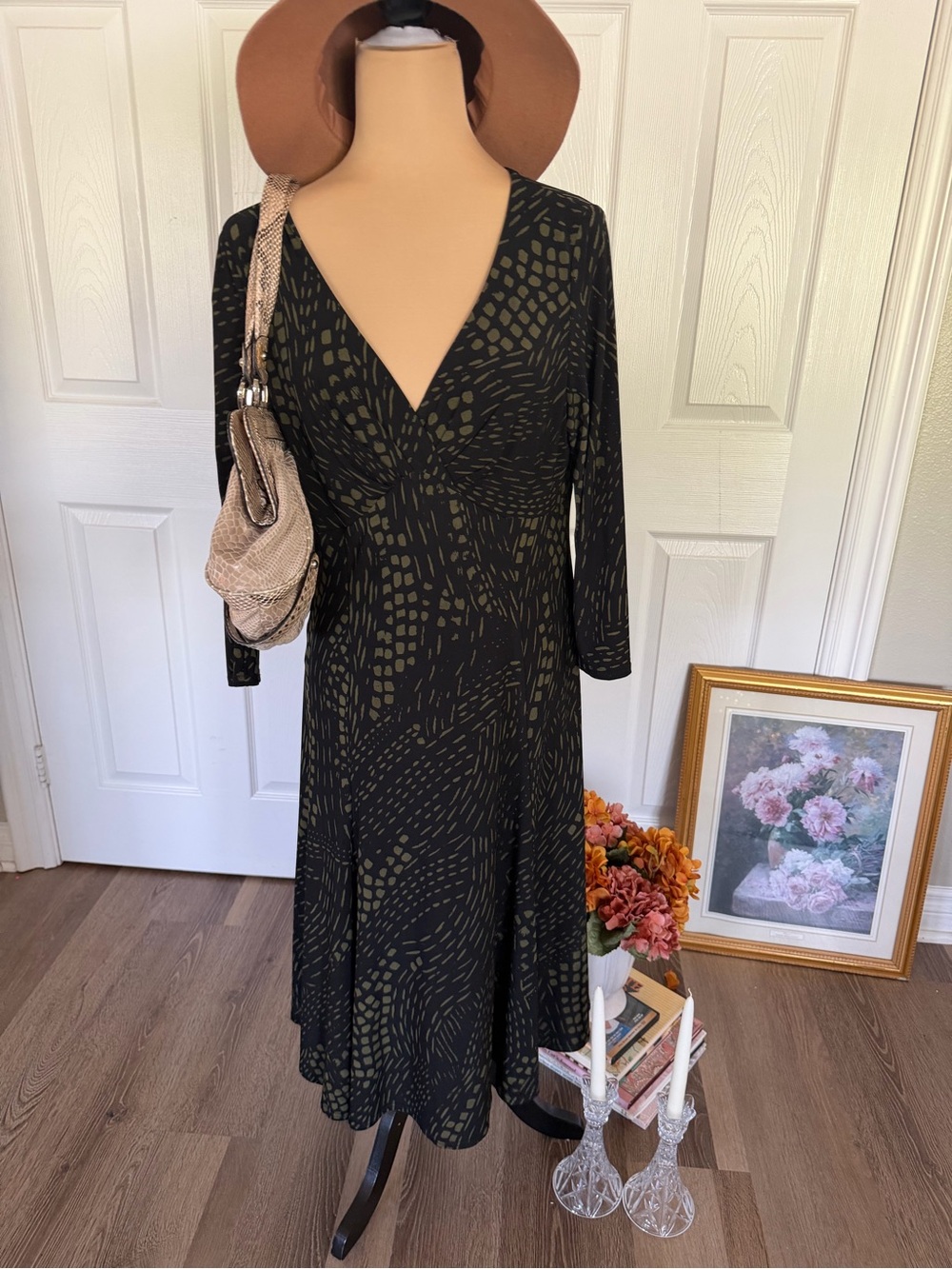 Women's Black & Olive V-Neck Long Sleeve Dress